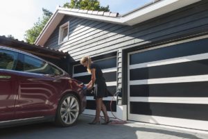 Garažna vrata serije Top-Line su pouzdana i izdržljiva aluminijska vrata. Prednost ovih vrata je u tome što investitoru daje potpunu slobodu prilikom dizajniranja garažnih vrata.